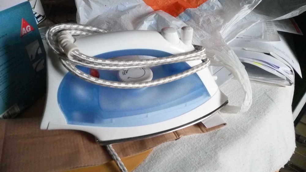 Ferro de engomar AG 1600W na caixa com manual (tenho mais)
