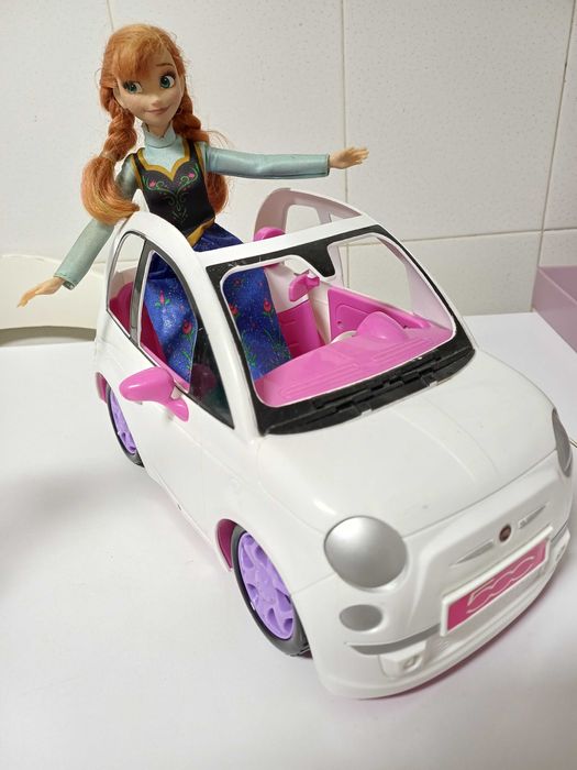 Carro Fiat 500 com 3 Barbies e a Ana do filme Frozen