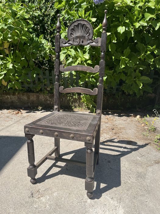 Conjunto de cadeiras antigas