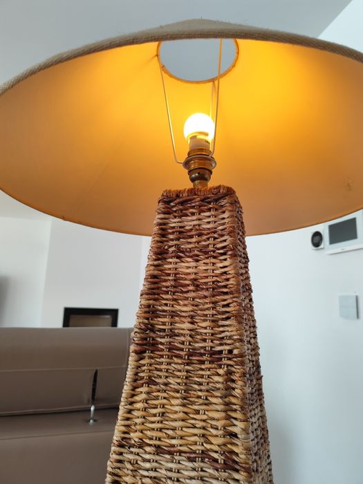 Candeeiro em Rattan com Abajur em Linho - Estilo Natural e Elegante