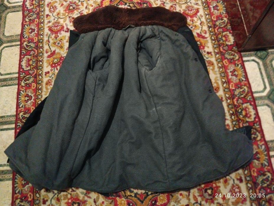 Бушлат демисезонный черного цвета длинный.