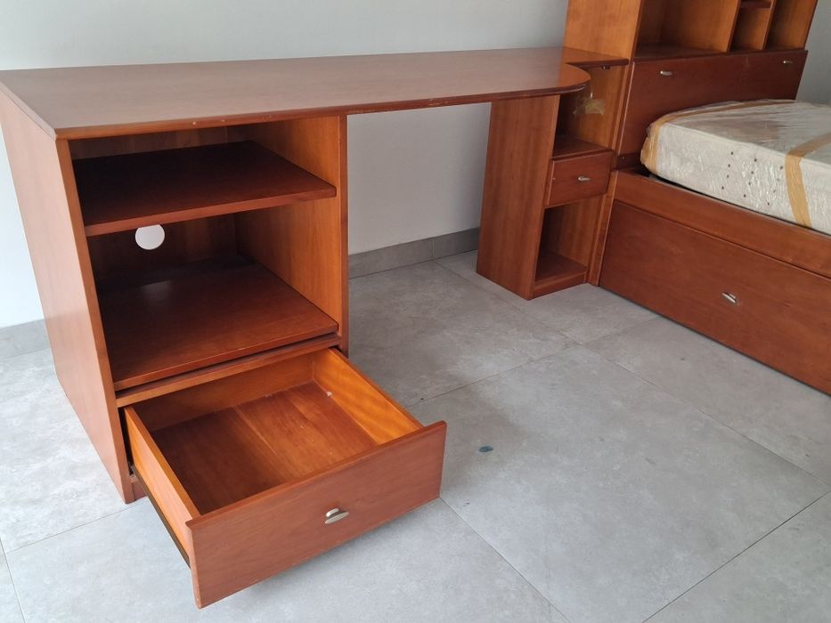 Cama com secretária