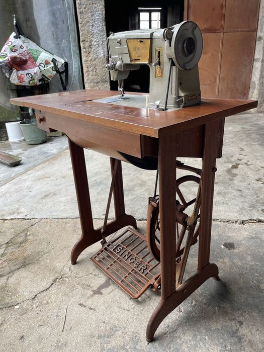 Máquina de Costura Singer