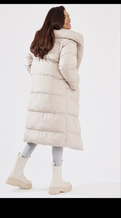 Довга бежева куртка