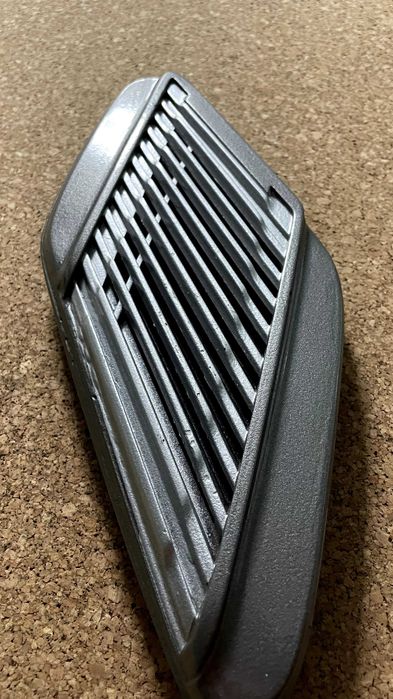 Grelha respiro e tampa combustível Toyota Corolla KE20