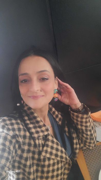 Maquilhadora profissional e diplomada com anos de experiência