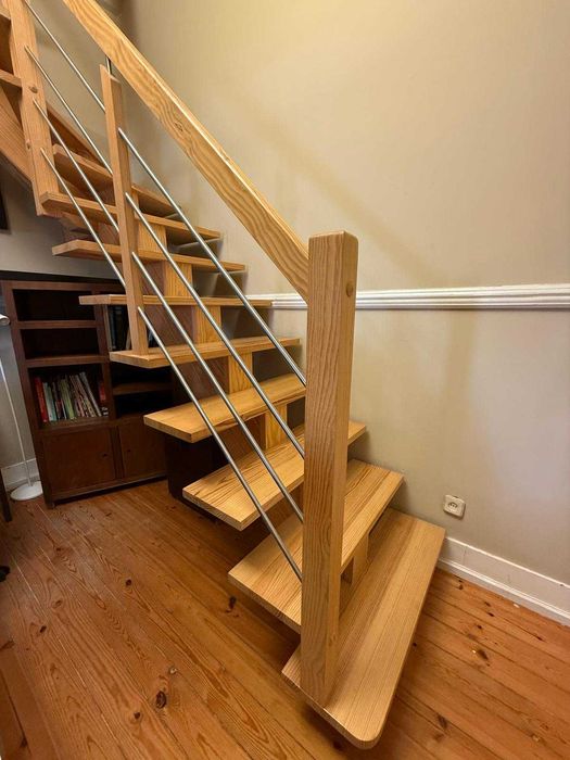 Escada interior em pinho nacional maciço e inox