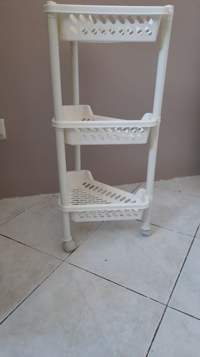 Stojak z półeczkami ba kółkach plastykowy