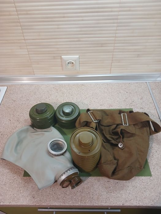 Противогаз и фильтры.