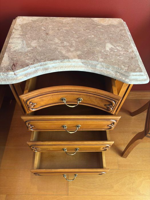 Mobília de quarto - cama + colchão + 2 mesas cabeceira + cómoda