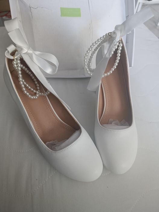 Buty na obcasie białe