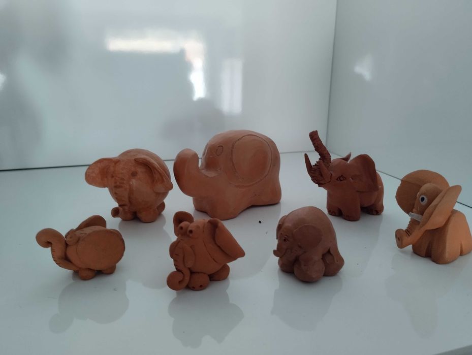 Elefantes artesanais em barrro