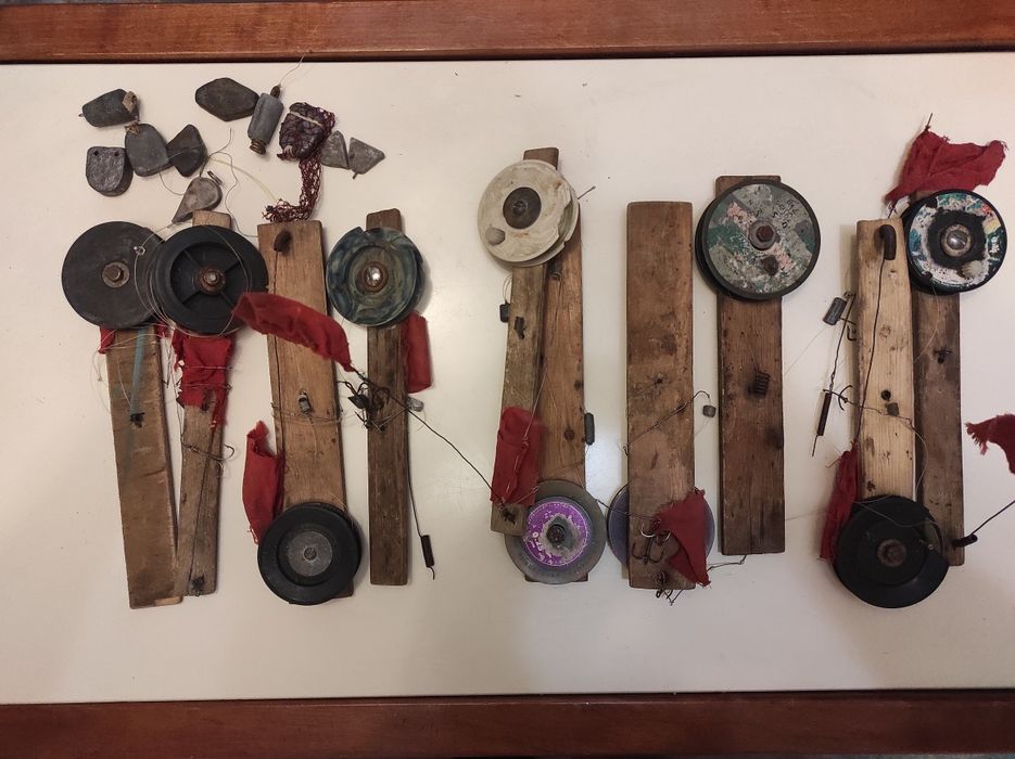 Снасті та ящик для зимової риболовлі