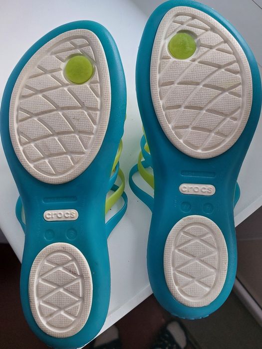 Продам новые сандалии "Crocs".