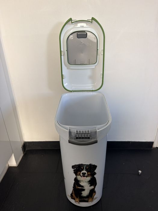Caixa para colocar sacos de comida de caes de grande porte.