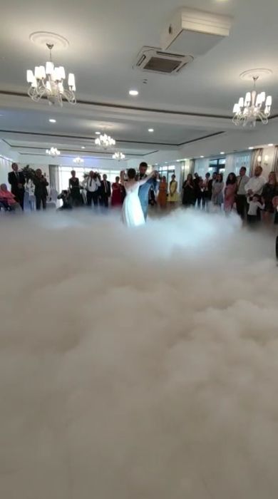 Ciężki dym,fontanny iskier pierwszy taniec, taniec w chmurach