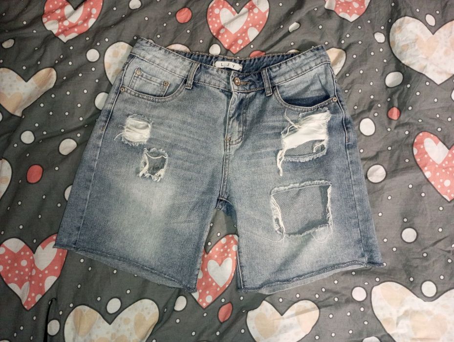 Стильні джинсові шорти.
Модні укорочені джинсові шорти з ефектними пот