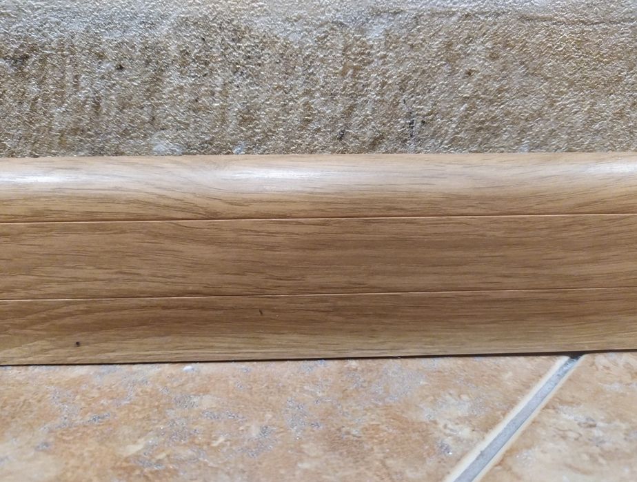 Плінтус пластиковий, кольору в'яз (світло-коричневий)