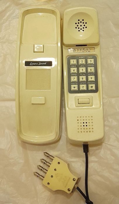Old landline and mobile phone64739903605507122
