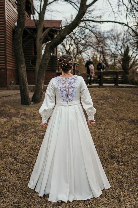 Атласна весільна сукня