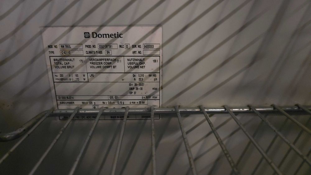 Sprzedam używaną chłodziarko-zamrażarkę Dometic RM 7850 L.