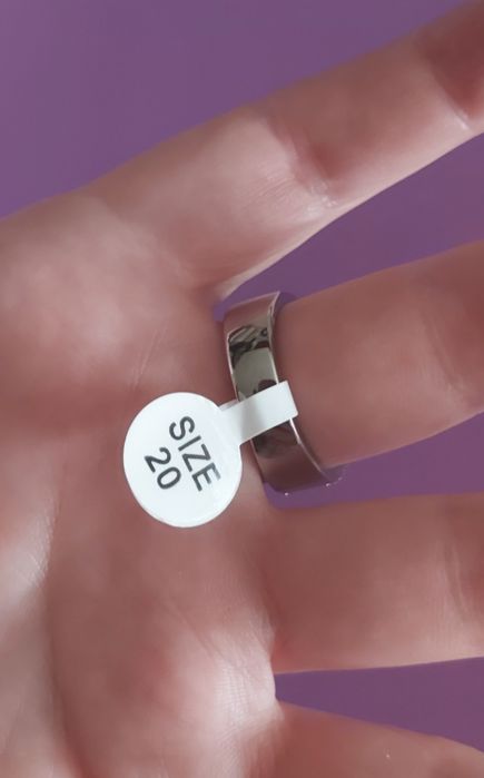 Anel bicolor, em aço, com zirconias e 2 pérolas. T20