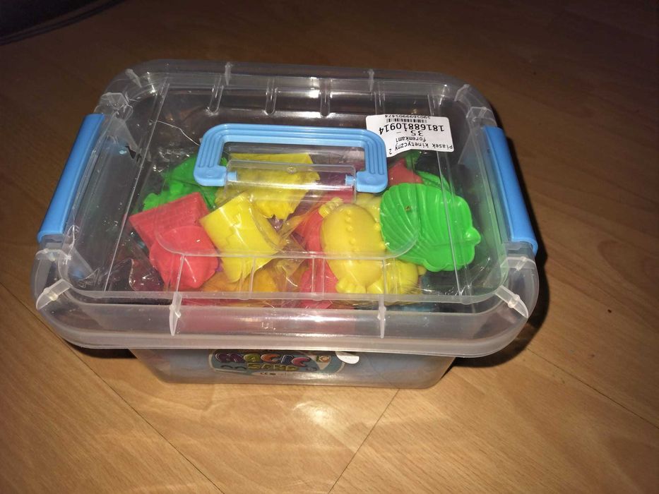 Piasek Kinetyczny 2Kg W Kuferku Piaskolina + Foremki + Basen