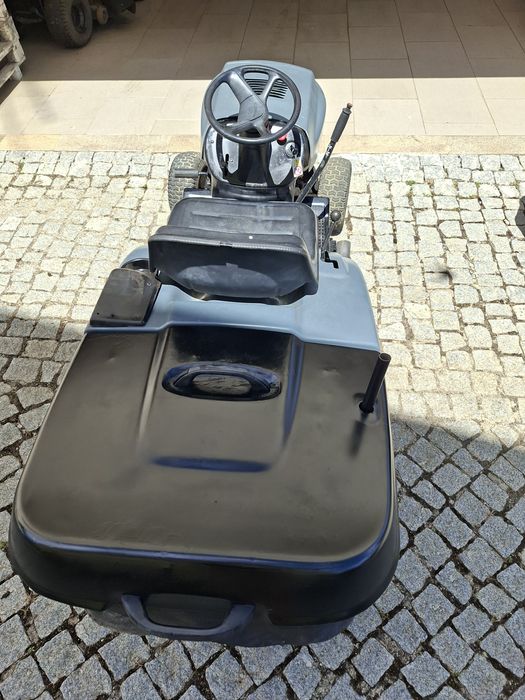 Trator corta relva com 15,5cv