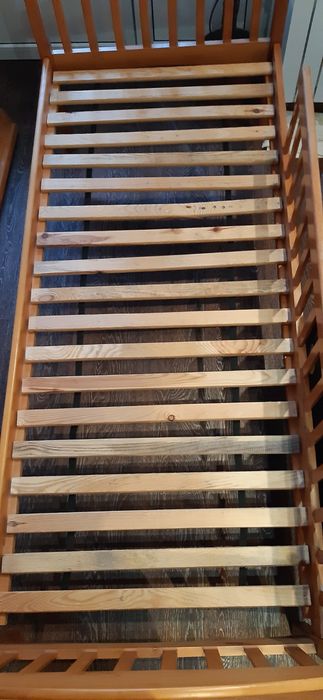 Двоповерхове дитяче ліжко