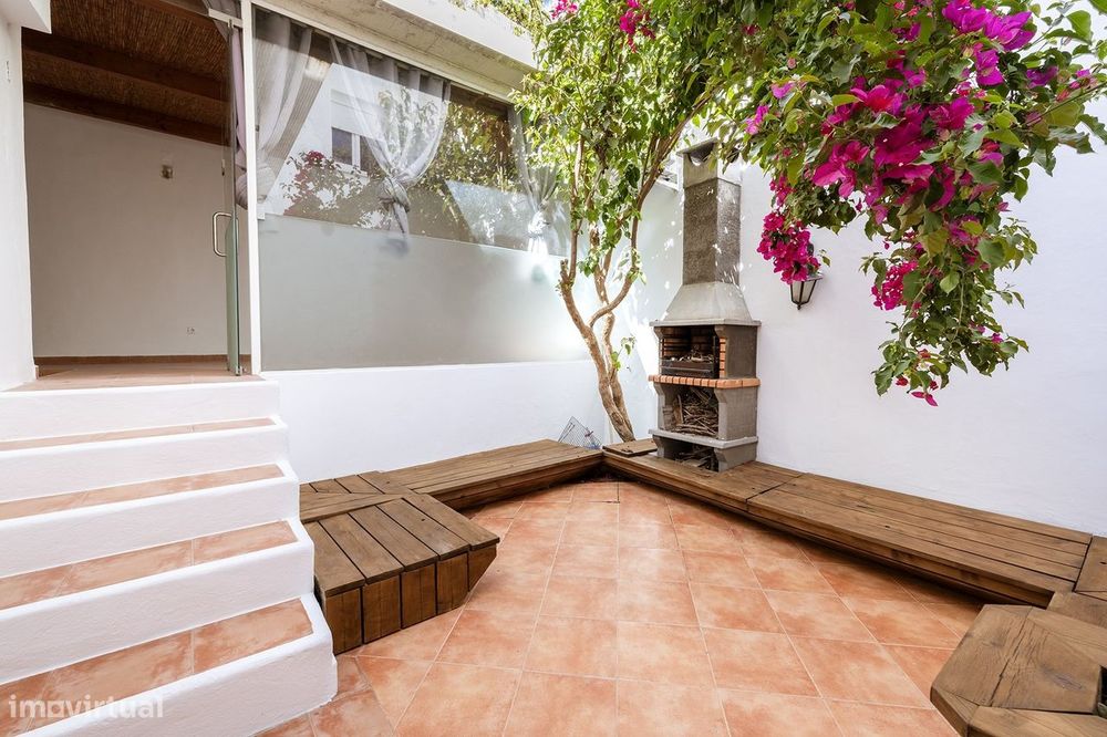Espaço Para Comércio / Serviços Com Possibilidade Habitacional No Cent