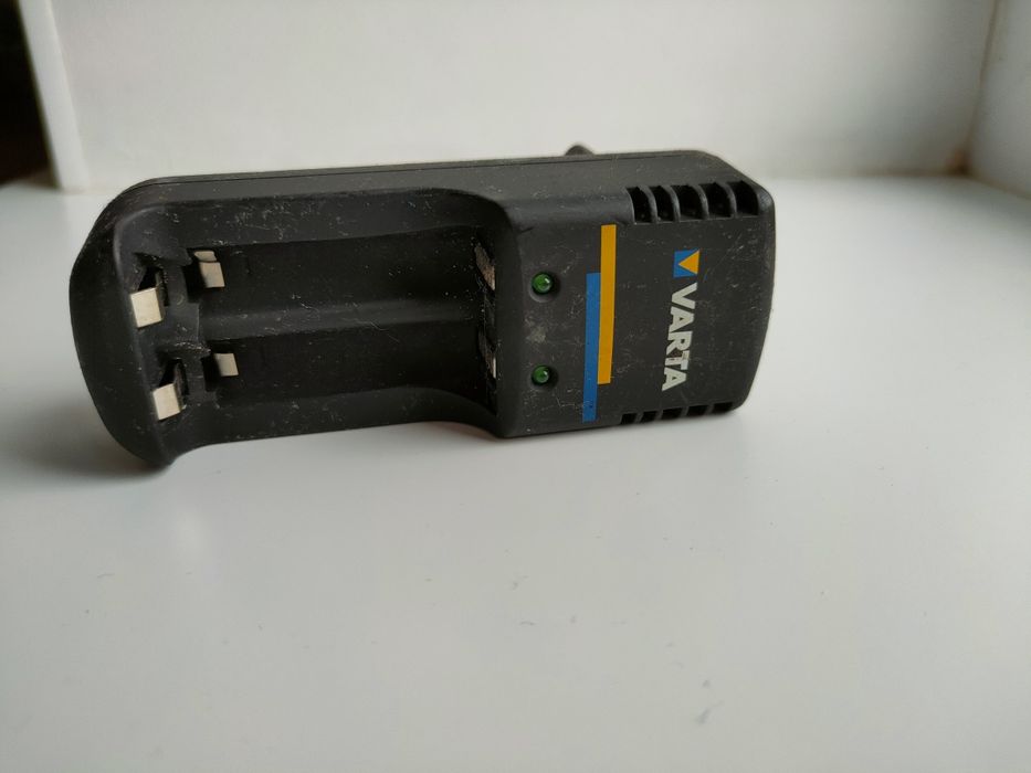 Varta Зарядний пристрій для пальчикових акумуляторів