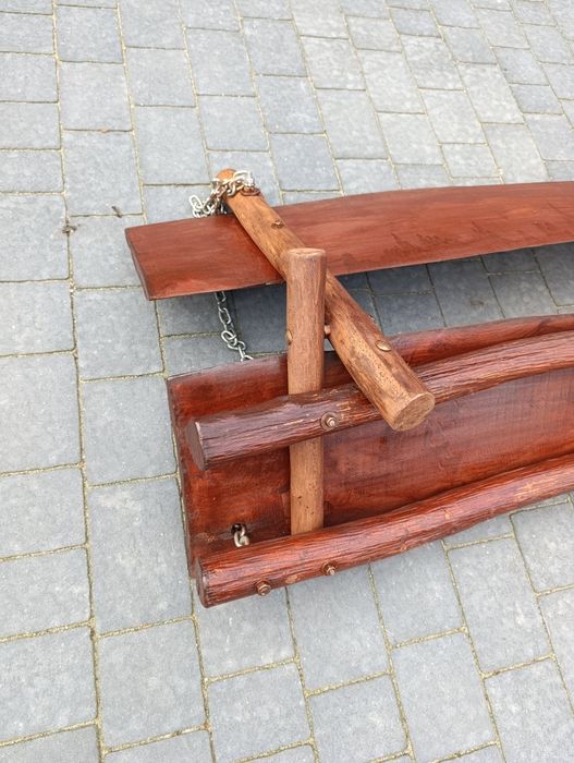 Ławka drewniana z łańcuchami