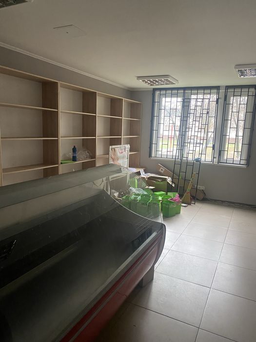 Здам половину приміщення