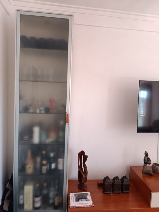 Móvel de sala  composto por duas gavetas e um móvel alto