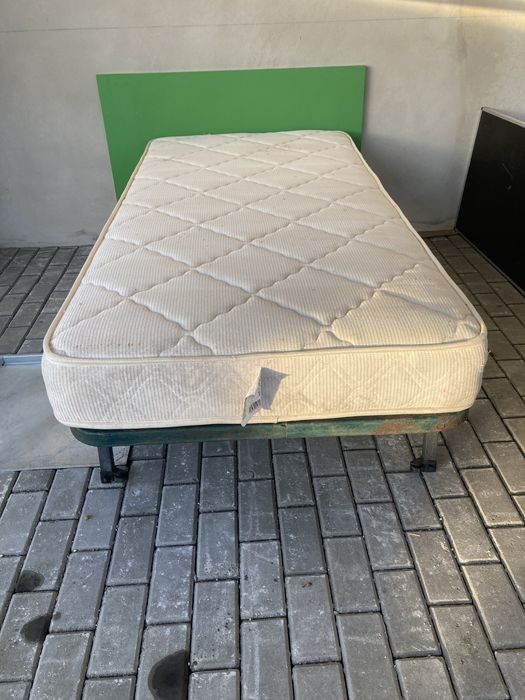 Sumie de solteiro com colchão em bom estado