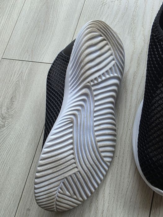 Sneakersy  z białą podeszwą marki Eskandalo & Kaos