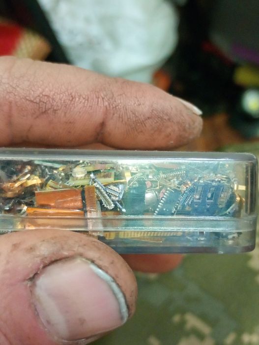 Продам позолоту з мікросхем та радіо деталі  ціна договірна