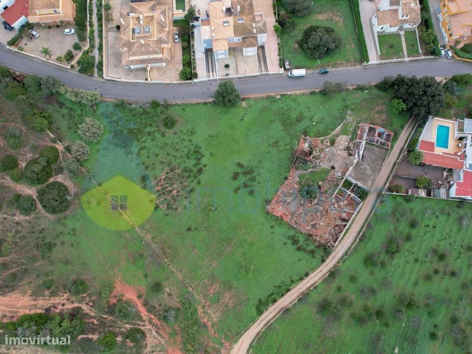 Moradia para remodelar em Lagoa num lote com 6770m2