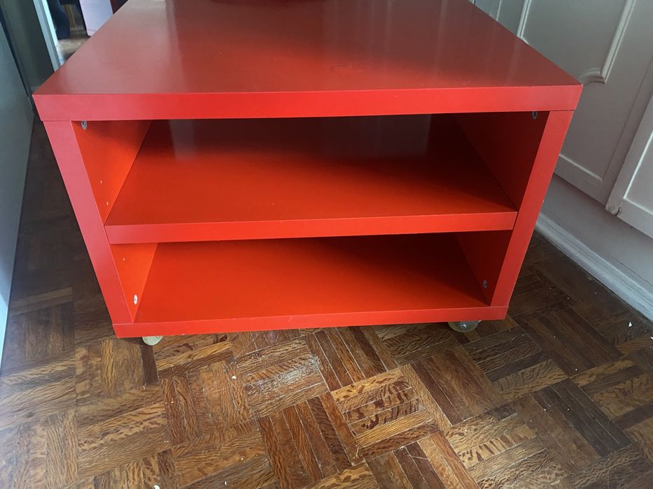 Movel com rodas vermelho