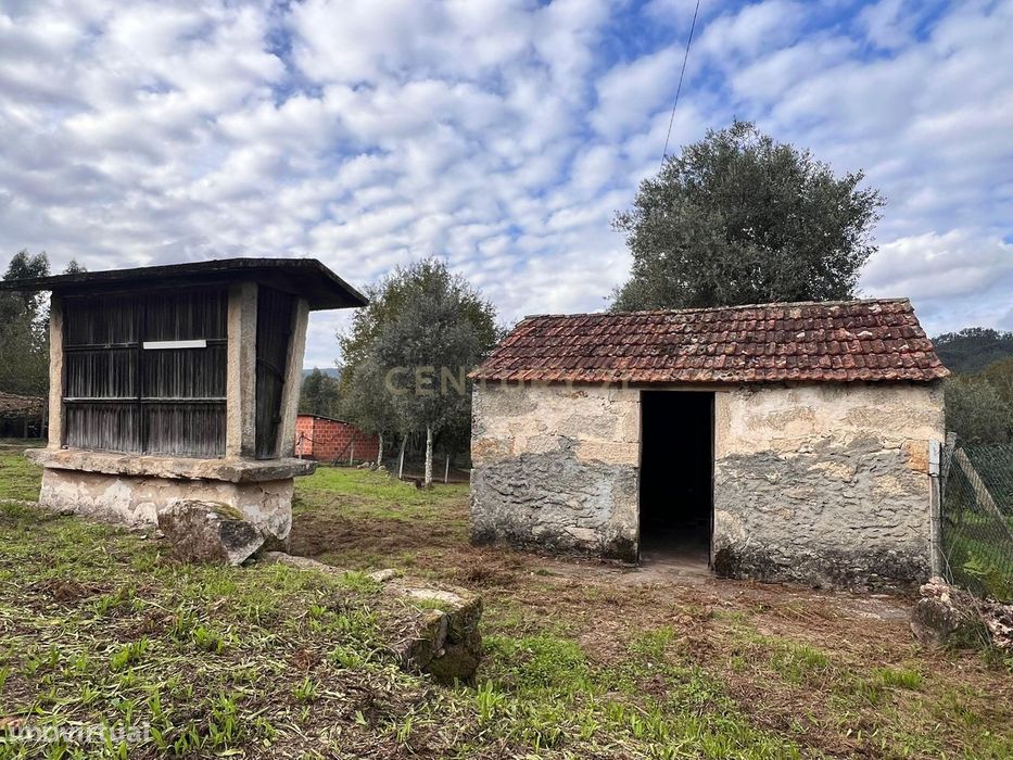 Terreno com 1250m2 em Fornelo, junto ao lago, zona urbanizável