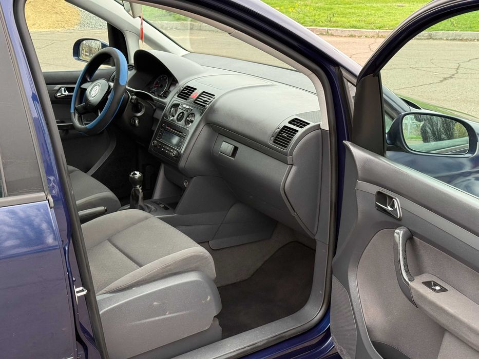 Продам VOLKSWAGEN Touran 2004р 1.6бенз 7-мест