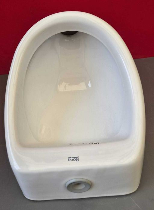 Pisuar Roca ceramiczny wys 48 cm x szer 30 cm