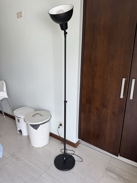 Candeeiro de pé extensivel semi-novo com lampada