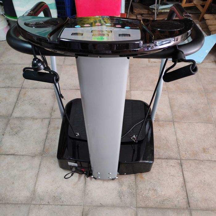 Plataforma vibratória iMedic Professional, 500 W, 180 níveis de velocidade, com elásticos para treino de braços e painel digital."