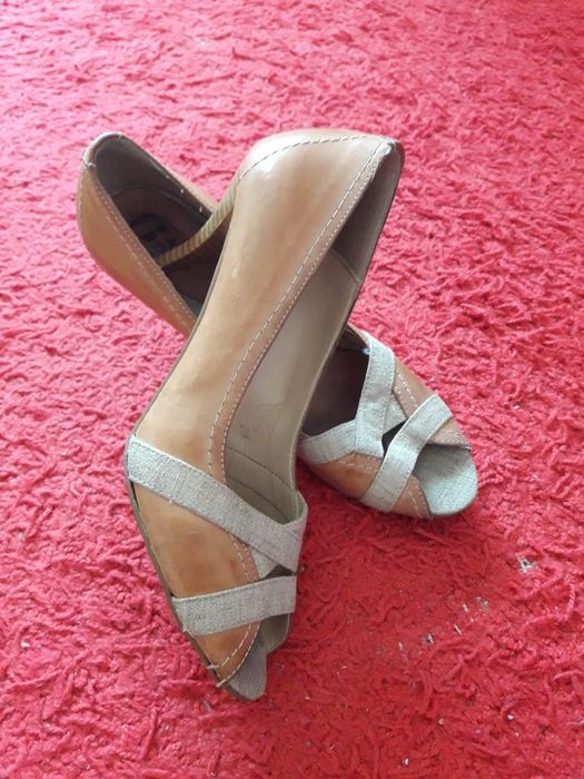 Buty bez palców z cała pietą na obcasie
