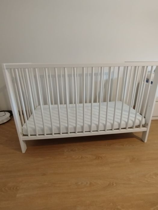 Berço IKEA GULLIVER + colchão KRUMMELUR + revestimento LENAST