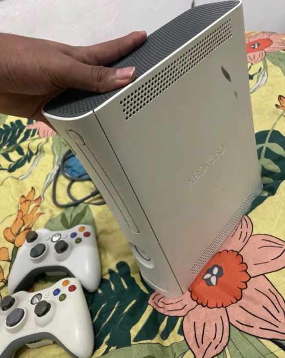 Xbox 360 branco.