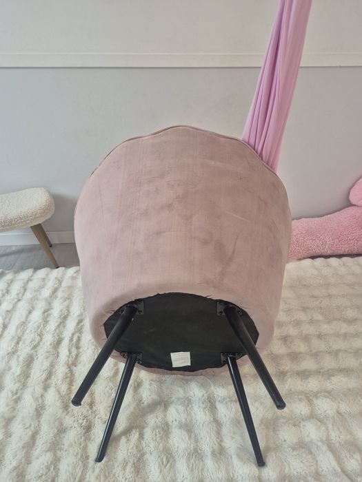Fotel muszelka pudrowy róz