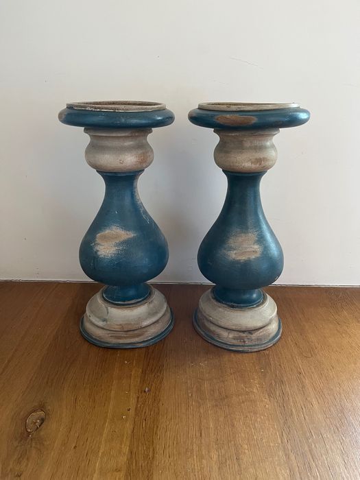 Par de tocheiros castiçais em madeira trabalhada policromada