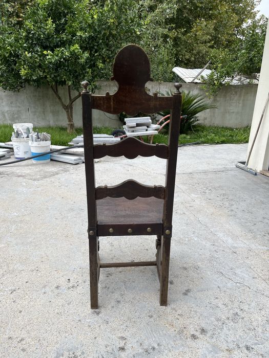 Cadeira antiga em mandeira